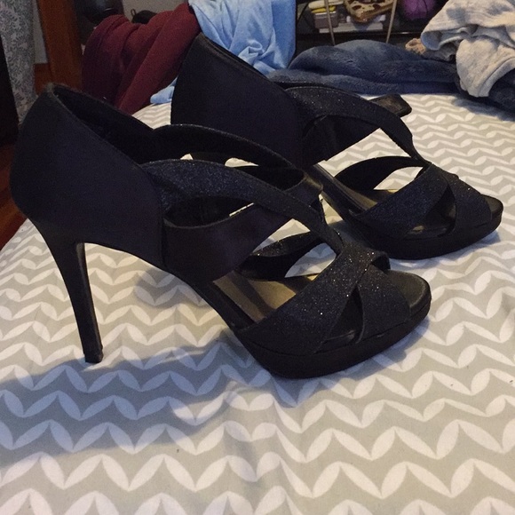 Black heels with a little bit of sparkle - Picture 3 of 3